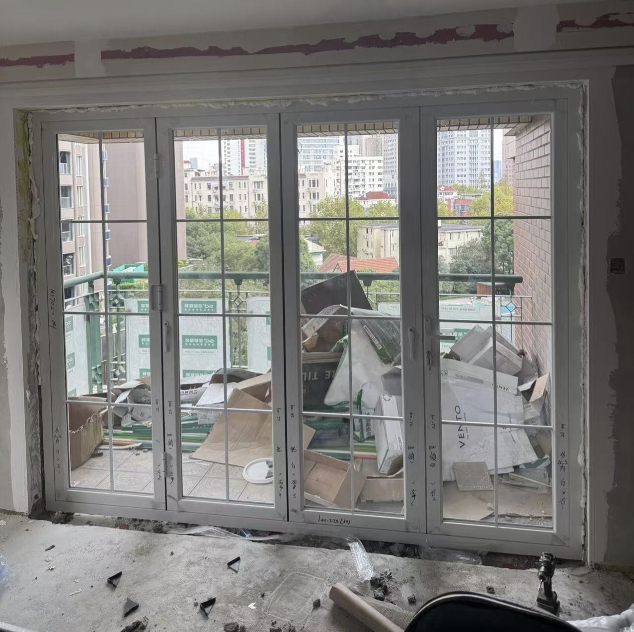 Hot Sale Modern Hotel Balcony Waterproof Aluminum Folding Glass Patio Doors