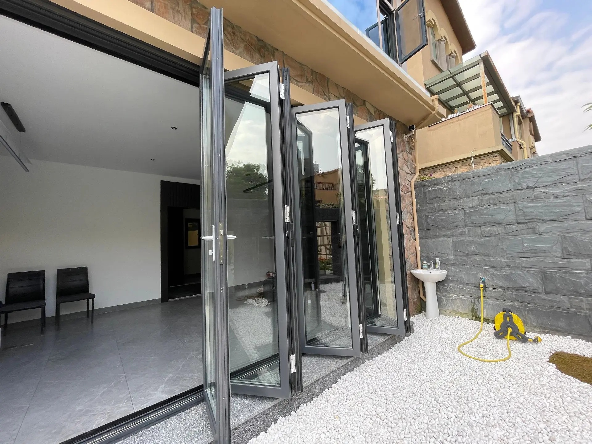 High Quality Modern Glass Front Door Strong Sealing Superior Sturdiness Durable Garage Villas Exterior Bi-fold Sound Insulation