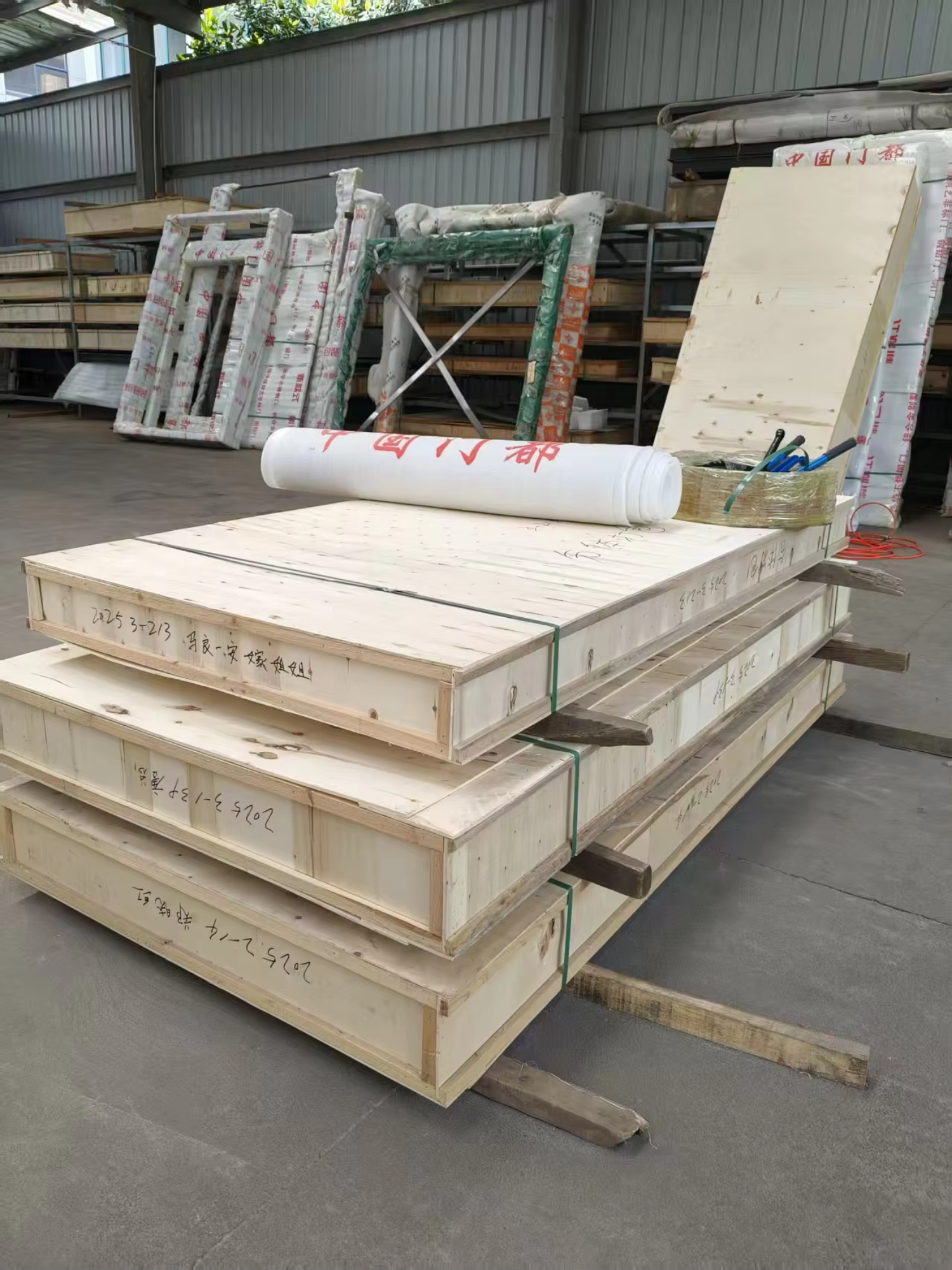 Custom Color Cast Aluminum Pivot Entry Door Wood Grain Finish European Style Automatic Opening for Modern Hotels Villas