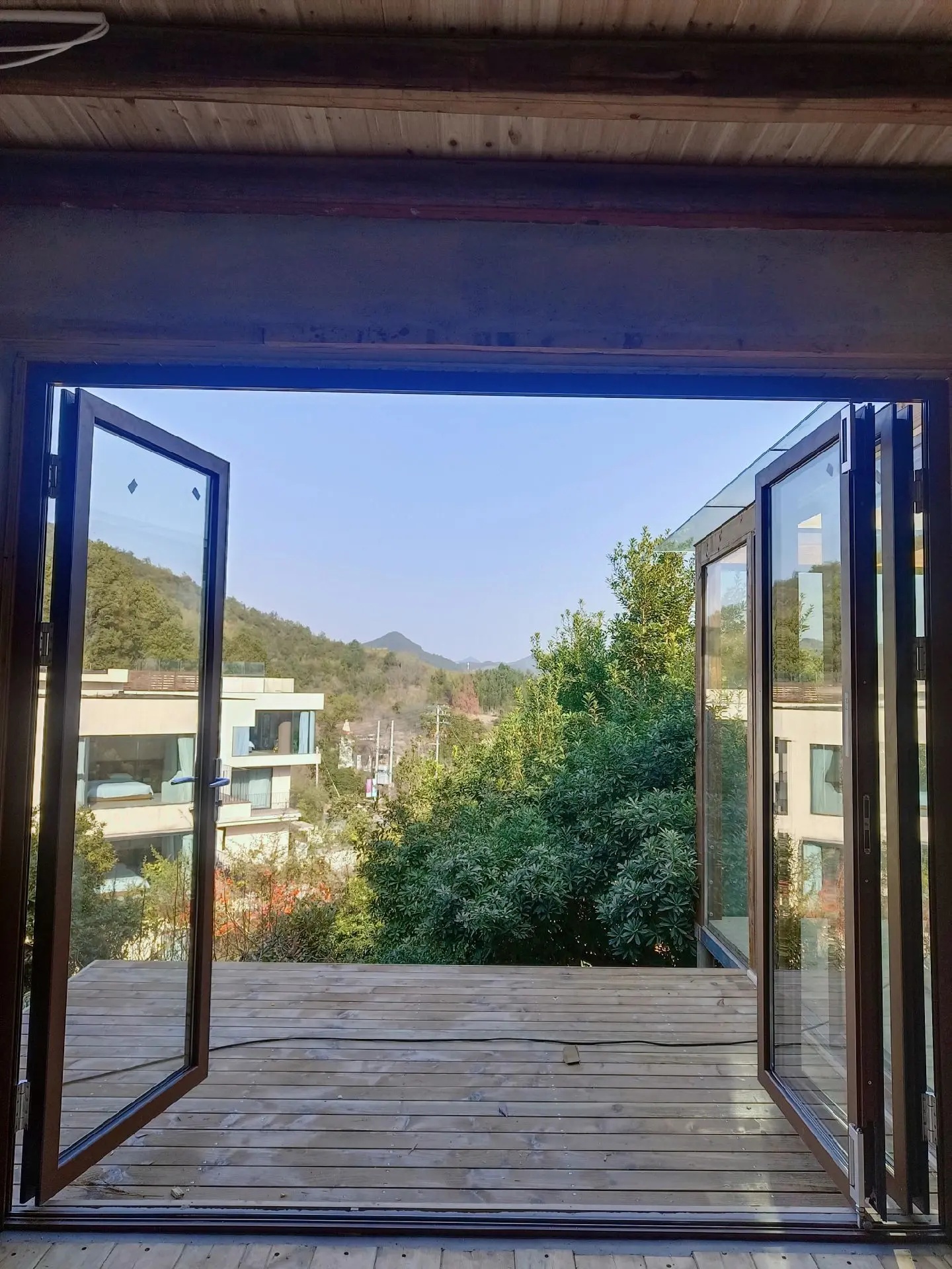 High Quality Modern Glass Front Door Strong Sealing Superior Sturdiness Durable Garage Villas Exterior Bi-fold Sound Insulation