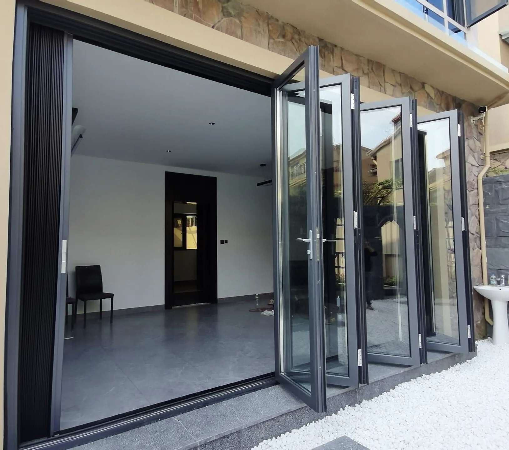 High Quality Modern Glass Front Door Strong Sealing Superior Sturdiness Durable Garage Villas Exterior Bi-fold Sound Insulation