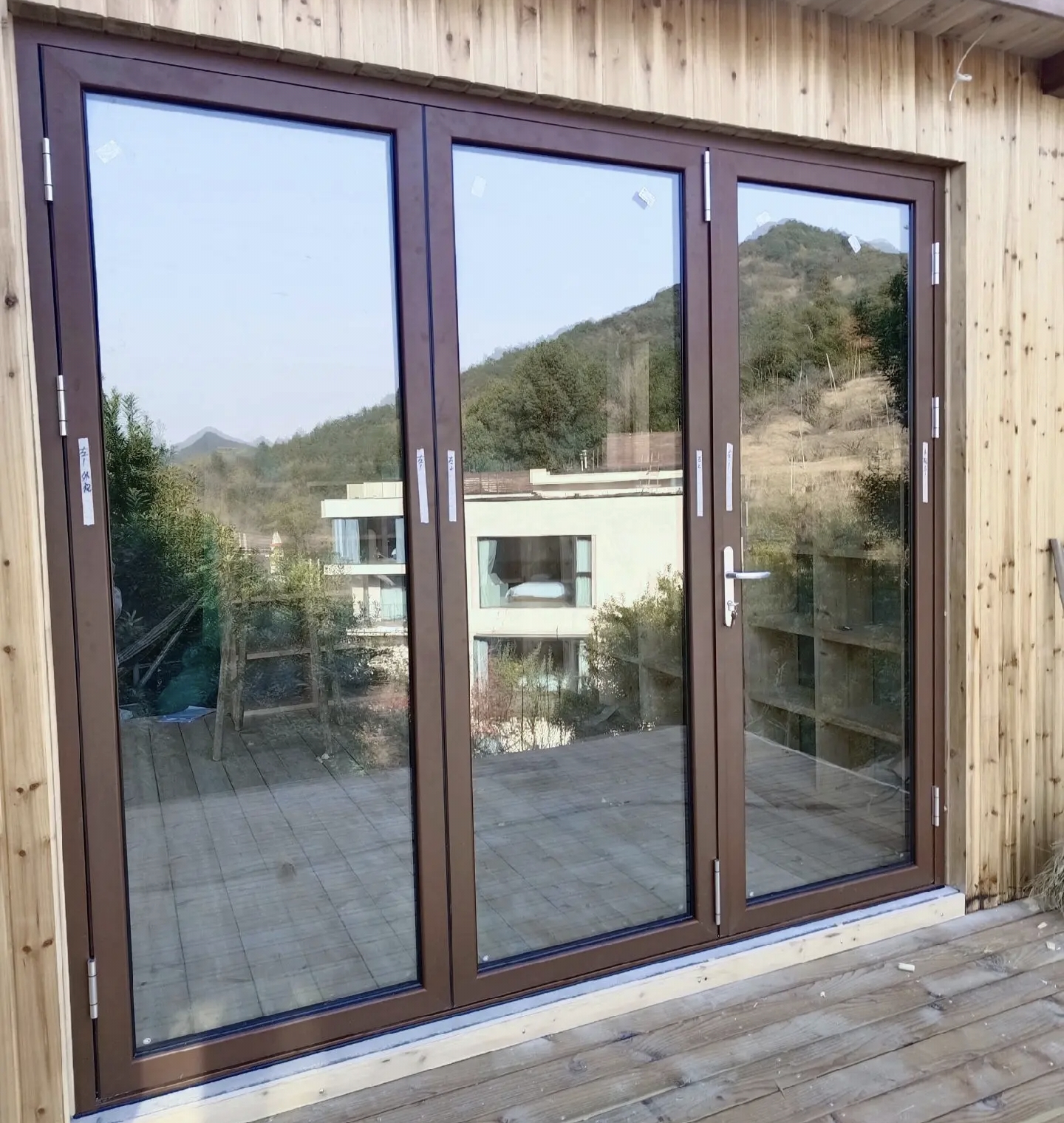 High Quality Modern Glass Front Door Strong Sealing Superior Sturdiness Durable Garage Villas Exterior Bi-fold Sound Insulation