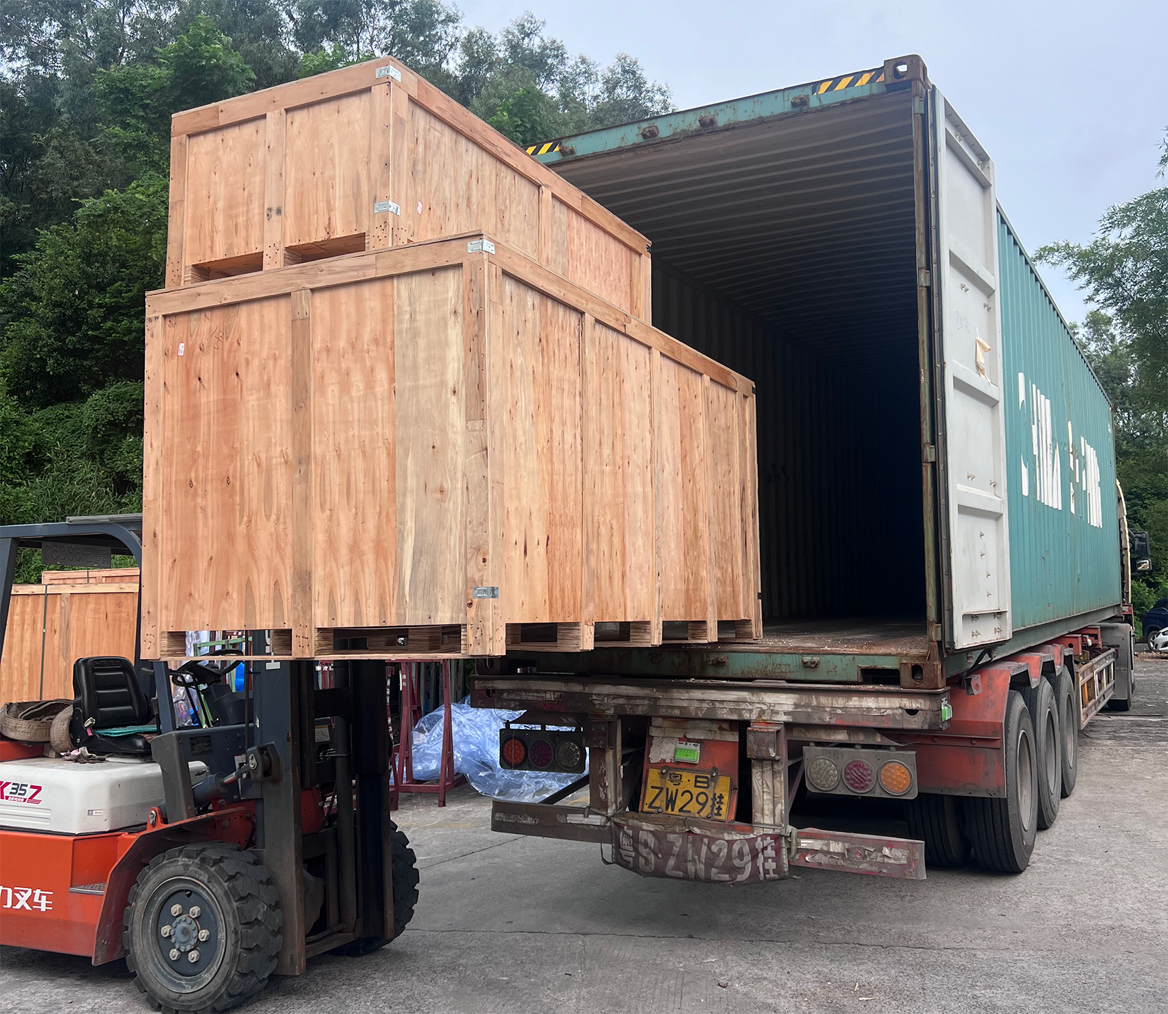 Steady-fixed cargo on container in order